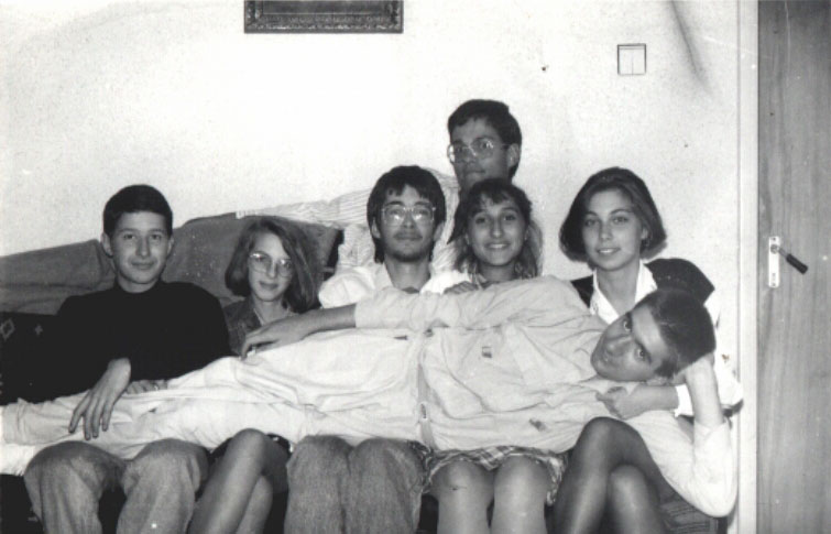 2_Cip, Valeria, Alex, Ancuta, Andreea, Stefacu, Gogu la ziua lui Stefacu, noiembrie 92.jpg